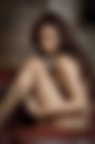 nudo con calze, divano e rosso nudo con calze, divano e rosso