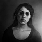 Un semplice ritratto in formato quadrato di un particolare momento.
Vero o falso?
Sincero o illusorio?