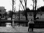 Mi ha colpito vedere questo signore seduto da solo all'estremo angolo della panchina a fissare il fiume. Di solito non amo il viraggio, ma mi sembrava che in questo caso ci stesse... 
S1/40 F9 a 25mm (zuiko 14-45)