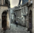 Immagine rubata in un momento nel quale quasi nessuno passava per questa viuzza, in un villaggio tra Loira e Bretagna. Riguardandola l'ho interpretata come una partenza, di qualcuno che lascia il paese dove � nato. Credo che la PP abbia rovinato la parte alta, tra il cielo ed i tetti. Suggerimenti e critiche sempre ben accetti.