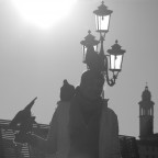 una foto controluce scattata a venezia, io personalmente (ed � la prima volta che mi compiaccio ) la trovo stupenda ma penso si possa migliorare la luce, ho provato a scurirla ma perdo i linemaenti del volto e schiarendola perde d'impatto, quindi come al solito mi affido ai vostri consigli, critiche e commenti