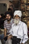 Venditori di stoffe Sikh al bazar di Jaipur - India Venditori di stoffe Sikh al bazar di Jaipur - India