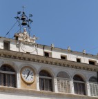 Ciao ragazzi, questo � il primo scatto che sottopongo al vostro giudizio. Ho fotografato questa parte di palazzo sottoponendolo ad un leggerissimo ritocco con il programma che fornisce la canon.
Suggerimenti e critiche sono ben accetti. Gazie