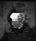 Hasselblad 500 c/m 
Distagon 50 
Kodak Tmax400. 
HC110 - 5 minuti a 24�C