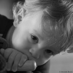 Ho provato un ritratto stretto con il sigma 120-300. 
Scattata a 206mm con 1D markIII, 1/250s, f/3.5, ISO 3200. Niente flash.
Avrei dovuto almeno usare un pannello sul lato sinistro, ma non l'avevo.
Il taglio quadrato � un esperimento.  
Gradite critiche e commenti