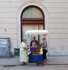 vendita di ciambelline ad ogni angolo, me qui mi � sembrato singolare la commistione di antico e moderno.

Critiche e suggerimenti sempre graditi