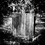 Un tavolo nasconde un quadro astratto