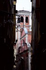 una vista del campanile fra i vicoli di venezia.
Commenti e critiche sempre ben accetti