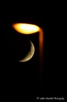 Mi ha incoriosito questa inquadratura....pare come se la luna fosse illuminata dal lampione...

Dati:Sony A77; SIGMA 150-500; F 8; 1/60; ISO 800