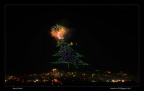 L'albero di Natale di Gubbio � costituito da oltre 750 corpi luminosi disseminati lungo le pendici del monte Ingino, a valle del quale sorge la citt� medievale di Gubbio, ed � famoso per essere l'albero di Natale pi� grande del mondo. Questa � una foto scattata la sera dell'accensione.