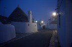Alberobello, Puglia

Scatto eseguito in una serata di nebbia intensa tra le vie del centro storico. Appena ho visto le due figure umano ho puntato e scattato. Spero di aver colto un bel momento