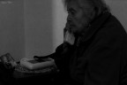 Sei l�.. davanti.. o magari nel bel mezzo di una conversazione al telefono, spesso non prestiamo tanto ascolto e invece dovremmo stare l�, presenti mentalmente, ad ascoltare i loro consigli, il loro modo di guardare ed esprimersi interpretando la vita secondo il loro vissuto, la loro storia.. perch� n� a volte nuda e cruda ma pur sempre veritiera.. capace di farci vedere oltre le cose, da pi� aspetti e ci prepara ad affrontare la vita nel modo pi� giusto e consapevole.