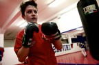 Un reportage tra le atlete che scelgono il pugilato, sport tipicamente virile, per confrontarsi tra donne e cercare il limite estremo della propria femminilit�