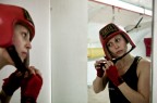 Un reportage tra le atlete che scelgono il pugilato, sport tipicamente virile, per confrontarsi tra donne e cercare il limite estremo della propria femminilit�