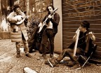 Artisti da strada, mandolino , chitarra e sega.
