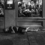 Immagine che rappresenta il diverso stile di vita di alcune persone. La persona in basso non � un senzatetto.