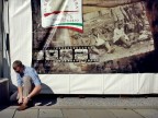 Tutti giù per terra! Tutti giù per terra!