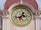 Orologio posto all'ingresso di Disneyland Paris (zoom 420mm - Lumix FZ1)