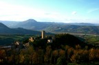 Vista del campanile (torre civica) e del Duomo di San Leo dalla cima rocciosa dov'� situata la Rocca
