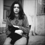 Giovanetta con gatto nero