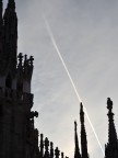 Mi � piaciuta la scia che tange la statua sulla guglia del Duomo di Milano, e che si va ad infrangere alla base dell'altra guglia.