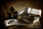 Vecchi libri e lanterna Vecchi libri e lanterna