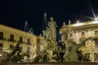 Siracusa Piazza Archimede (notturna) Siracusa Piazza Archimede (notturna)