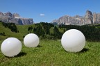 sfere su prato a pizsorega alta badia - dolomiti