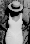 .di bianco vestita.