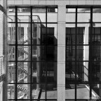 Fuori dalle regole. Nessuna simmetria e nessuna centralit�.