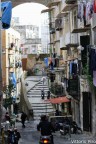 Questa � Napoli, scale, scalette, panni stesi e motorini :D