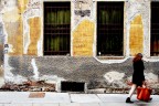 Muro scrostato con passante Muro scrostato con passante