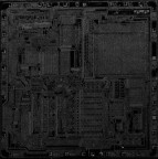 Scattata con D50 e obbiettivo autocostruito.
Circuito integrato sconosciuto, 6 mm di lato.
Il alto a destra si vede il logo della Texas Instruments.