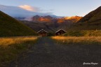 Seljavelli- sullo sfondo il vulcano Eyjafjallajokull