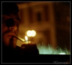 accendendo una sigaretta