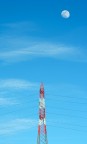Mi ispirava questa composizione, sembra un razzo pronto a partire per la Luna.
In realt� � un traliccio elettrico visto da un lato :wink:

Modificato con PS solamente la grandezza della luna.
Per il resto, tutto � come � stato scattato.
:ciao: