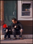 Padre E Figlio al Bancomat Padre E Figlio al Bancomat