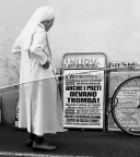 Premetto, la foto non � mia ma � stata scattata in corsa da un auto. L'autrice non ha avuto la prontezza di abbassare il finestrino. Se la street � colpo d'occhio e prontezza...penso che ci siano in questa foto.
