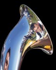 Il trombone, uno degli strumenti caratteristici di ogni festa campestre in Alto Adige, riflette l'immagine del suonatore e di ogni altra cosa intorno deformandola, compreso il fotografo!
