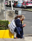 Pensando, con il mondo che scorre intorno Pensando, con il mondo che scorre intorno