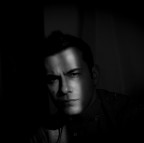 Questo scatto ho utilizzato una luce naturale, ispirando all�illuminazione di Rembrandt, mi son fatto un autoscatto