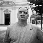 Se andate la mattina a Piazza Santa Francesca Romana, a Milano, lo trovate che parla a voce alta in mezzo alla piazza, c'� l'ha con gli stranieri in particolare ... ha detto che aiuta in chiesa ...

Rolleiflex TLR