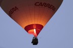 Una mongolfiera sale su cielo azzuro