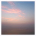 Aurora estiva sul mare con foschia