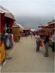 Scattata 10 anni fa, Les Saintes Maries De La Mer 6.9.2010; Lumix LX3.
Purtroppo le due persone che guardano verso di me sciupano molto la foto, che voleva riprendere il colore di quel mercatino sotto la luce quel particolare cielo.
Richiede sfondo nero.