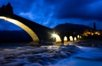 Ero lungo il fiume per impratichirmi coi tempi lunghi, quando arriva l'ora blu e le luci del ponte e di Bobbio si sono accese: non ho potuto fare a meno di pensare che sembrava proprio il paese delle fiabe che ascoltavo da bambina. Da qui il titolo della foto. 
Ogni commento, se vi andr� di farlo, sar� gradito.