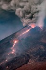 Altra immagine del vulcano in attivit�. Questa volta si trattava del quinto parossismo, verificatosi la notte del 22 febbraio ma che poi poco prima dell'alba del 23 ha avuto una lieve ripartenza. 
Questa � la fase in cui, a partire dall'alba e per circa un paio d'ore, ha espulso tonnellate di cenere che hanno invaso i cieli della Sicilia occidentale fino ad arrivare in Sardegna e Corsica.

Come al solito saranno graditi i vostri commenti e critiche.