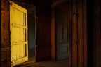 Interno di casa abbandonata al tramonto Interno di casa abbandonata al tramonto
