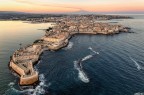Ortigia (SR) con l'Etna sullo sfondo... Ortigia (SR) con l'Etna sullo sfondo...