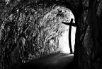 Un giorno di pandemia, un sentiero, una galleria, una croce? no solo un effetto ottico. Una luce di speranza.